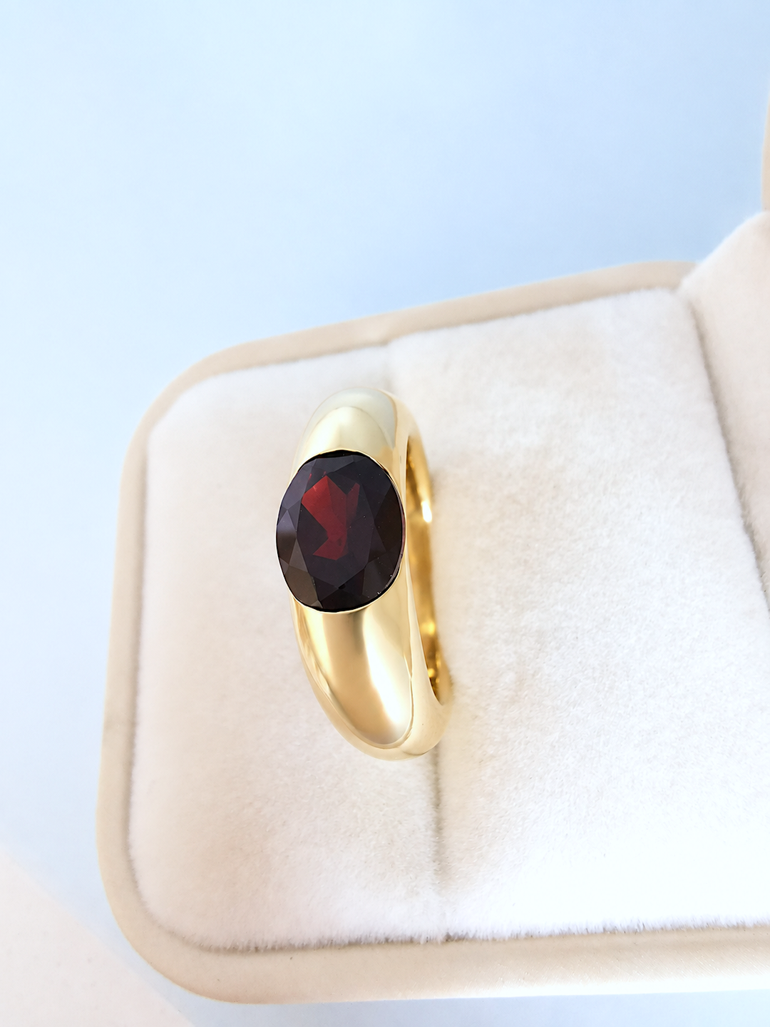 Bague jonc or jaune 18K joaillerie de luxe en écrin sur fond bleu