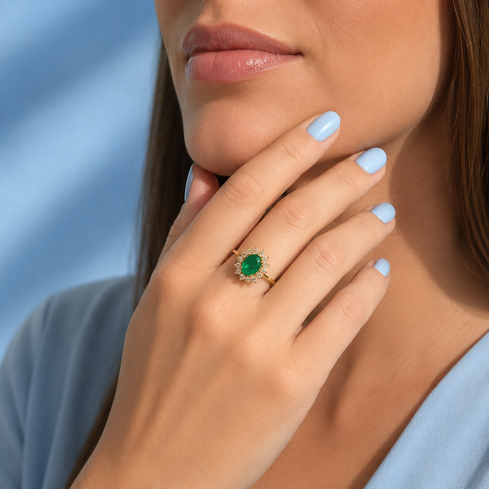 Vue rapprochée d'une bague marguerite émeraude entourée de 14 diamants, or 18 carats d'occasion