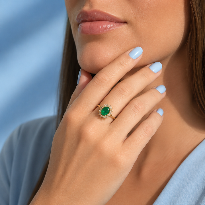 Vue rapprochée d'une bague marguerite émeraude entourée de 14 diamants, or 18 carats d'occasion
