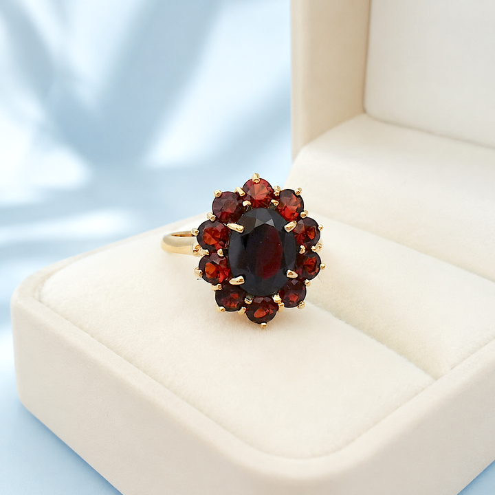 Bague marguerite grenat en or jaune 18 carats, grenat central ovale facetté