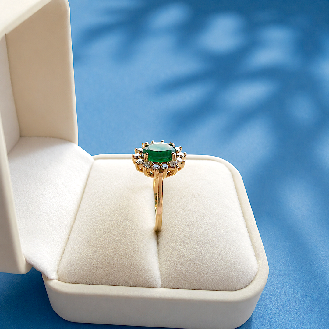 Bague marguerite or 18 carats sertie d'une émeraude ovale, joaillerie de seconde main