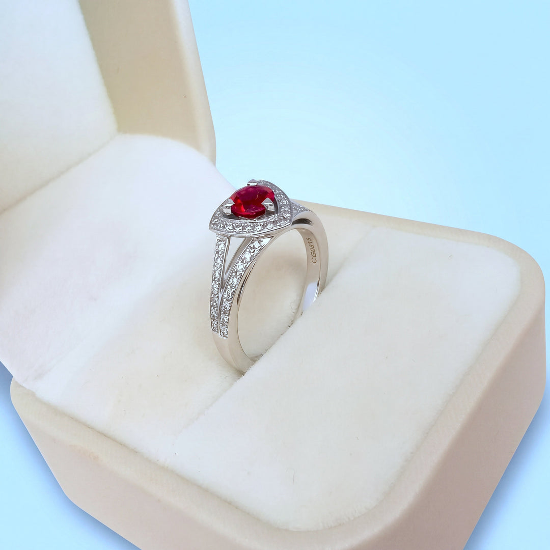 Bague Mauboussin Dream & Love rubis et diamants gros plan halo, or gris 750 - Joaillerie française Valordiams