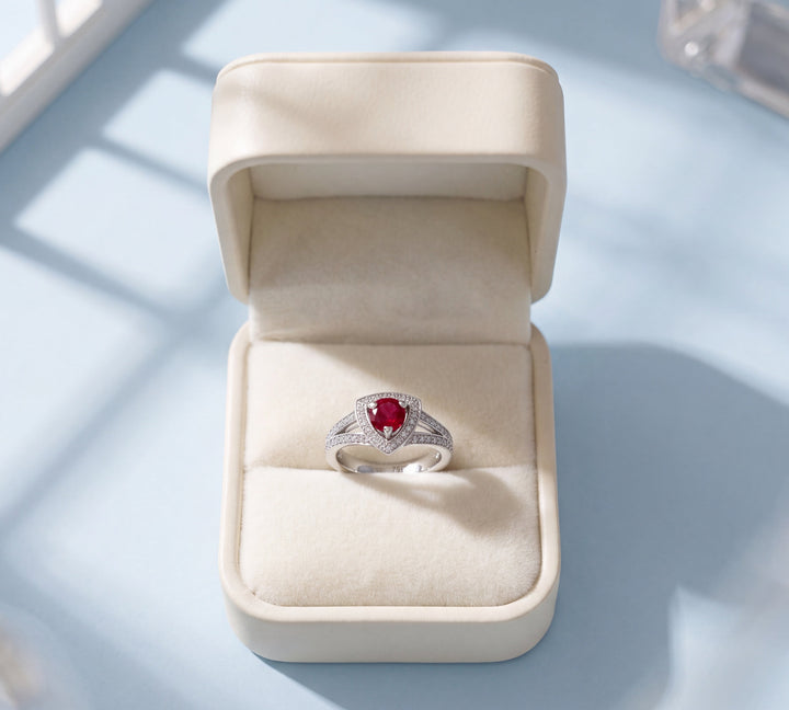 Bague Mauboussin Dream & Love rubis et diamants dans son écrin, lumière naturelle - Joaillerie française Valordiams