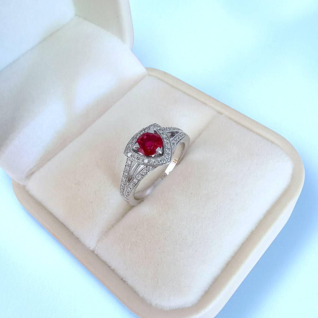 Bague Mauboussin Dream & Love rubis rouge et diamants dans son écrin ouvert, or gris 750 - Valordiams