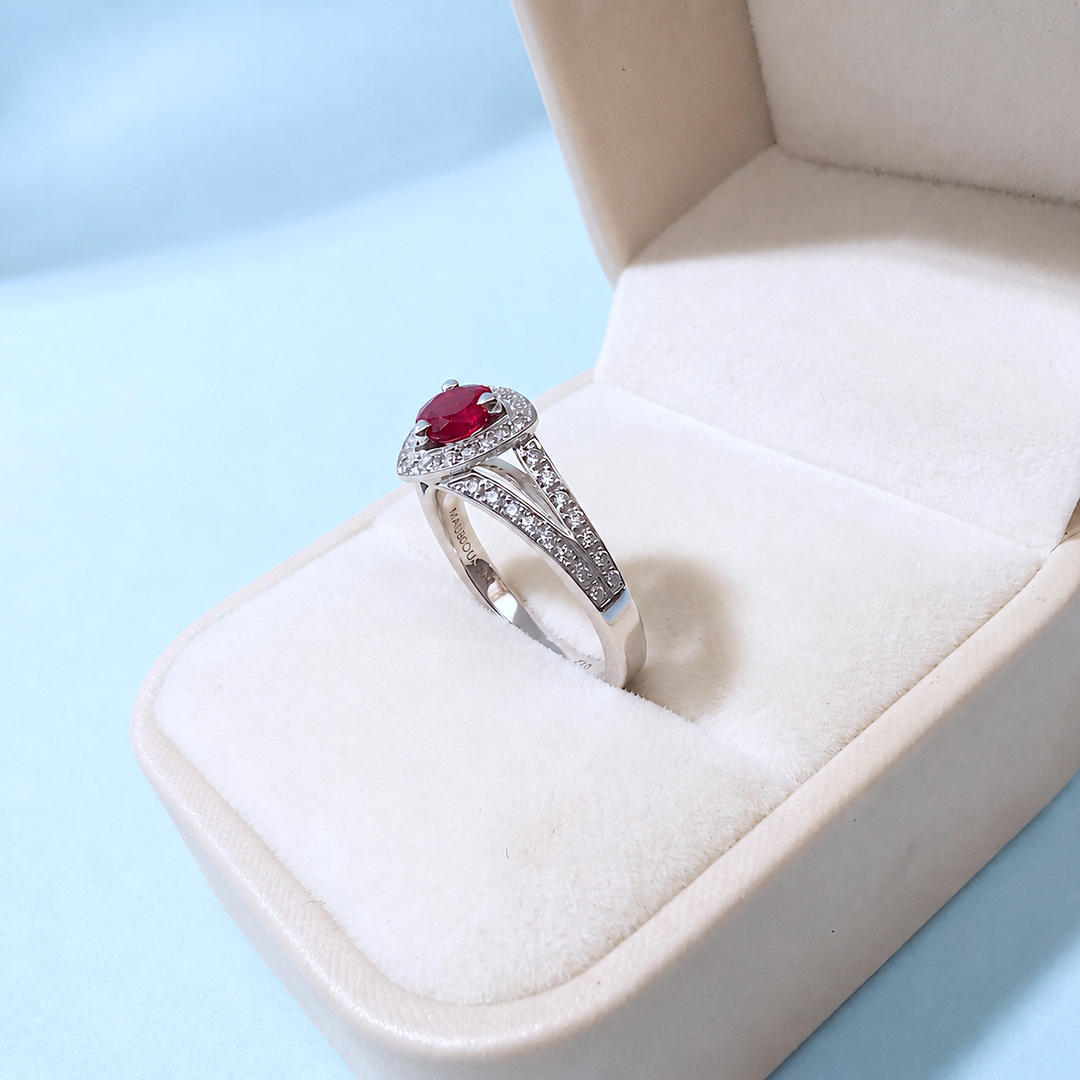 Bague Mauboussin Dream & Love rubis et diamants dans son écrin, vue de dessus, or gris 18K - Joaillerie française Valordiams