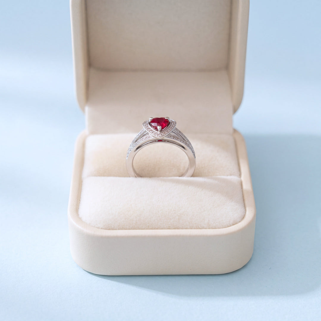 Bague Mauboussin Dream & Love rubis rouge vue frontale dans son écrin, or gris 18 carats - Valordiams
