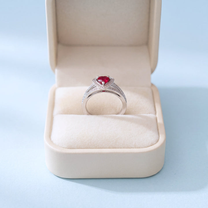 Bague Mauboussin Dream & Love rubis rouge vue frontale dans son écrin, or gris 18 carats - Valordiams