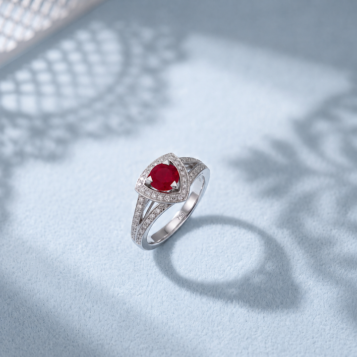 Bague Mauboussin Dream & Love rubis et diamants gros plan, or gris 18 carats - Joaillerie française Valordiams