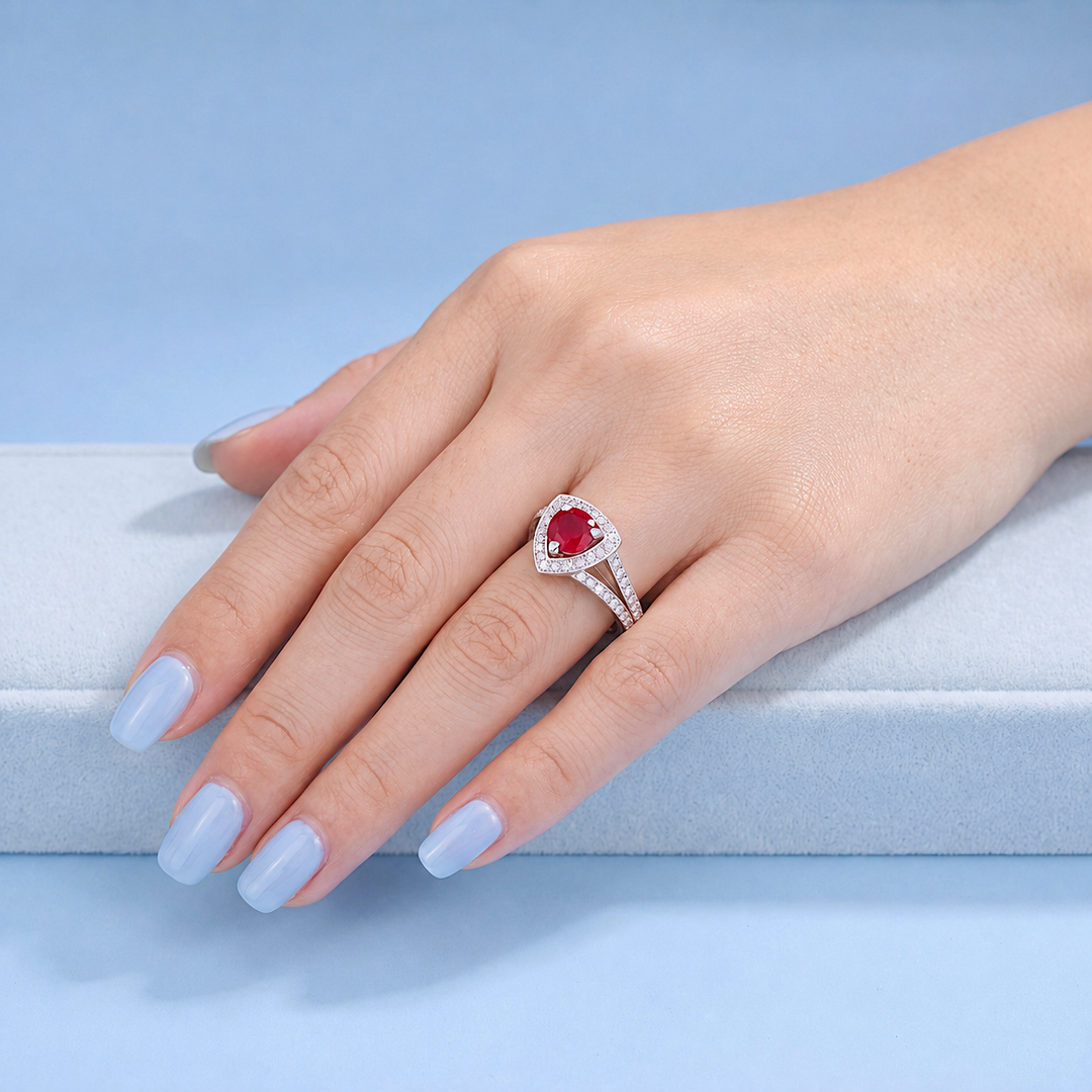 Bague Mauboussin Dream & Love rubis rouge portée à la main, or gris 18 carats 750 - Valordiams