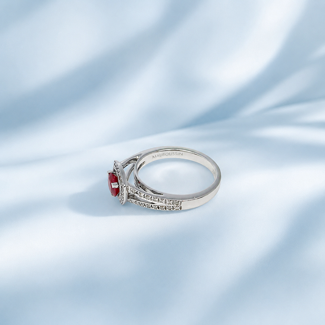 Bague Mauboussin Dream & Love vue de profil, signature Mauboussin gravée, or gris 750 - Valordiams