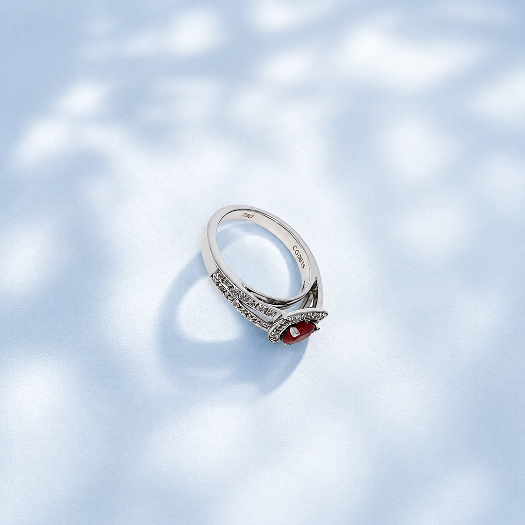Bague Mauboussin Dream & Love rubis rouge vue de dessus, poinçon 750 et gravure CG0815 - Valordiams