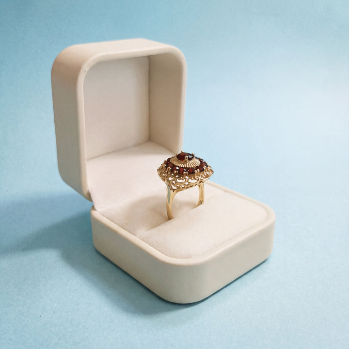 Bague d'occasion en or jaune 18k ornée d'un grenat rouge profond, bijou vintage