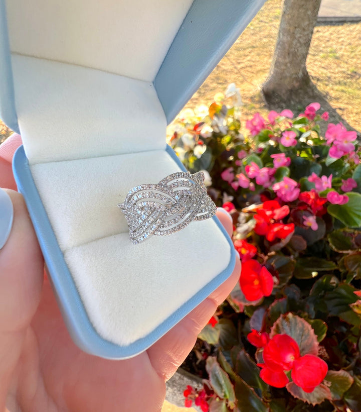 Bague d'occasion en or blanc 18K au pavage de diamants, vue de dessus dans son écrin bleu