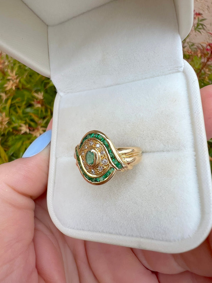 Bague émeraudes et diamants en or jaune 18K en écrin blanc, vue de dessus, joaillerie de seconde main pour femme