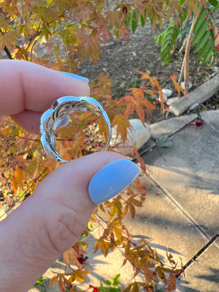 Bague de seconde main en or blanc, vue de l'intérieur de l'anneau à la monture ajourée