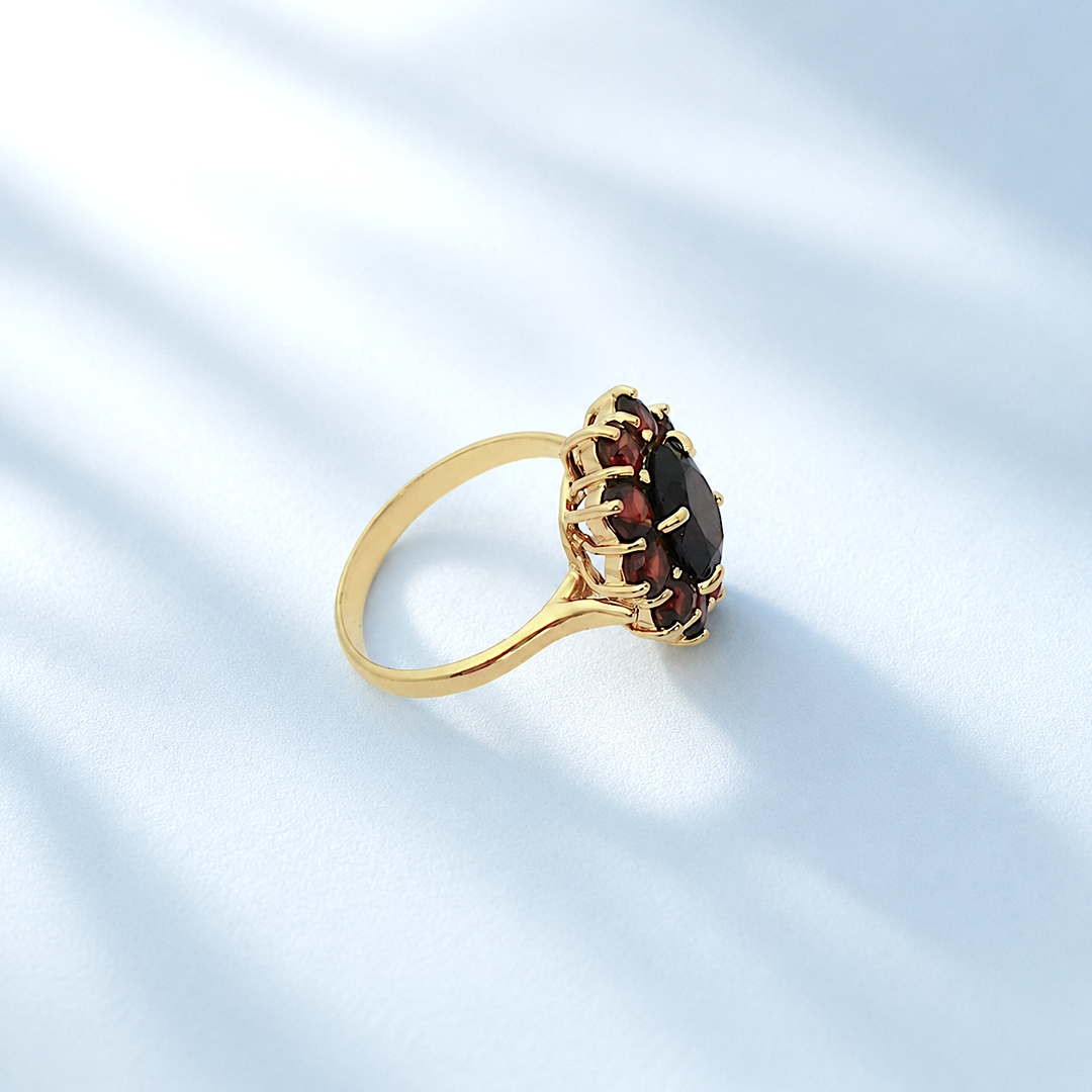 Bague de seconde main marguerite en grenats et or jaune, monture ajourée