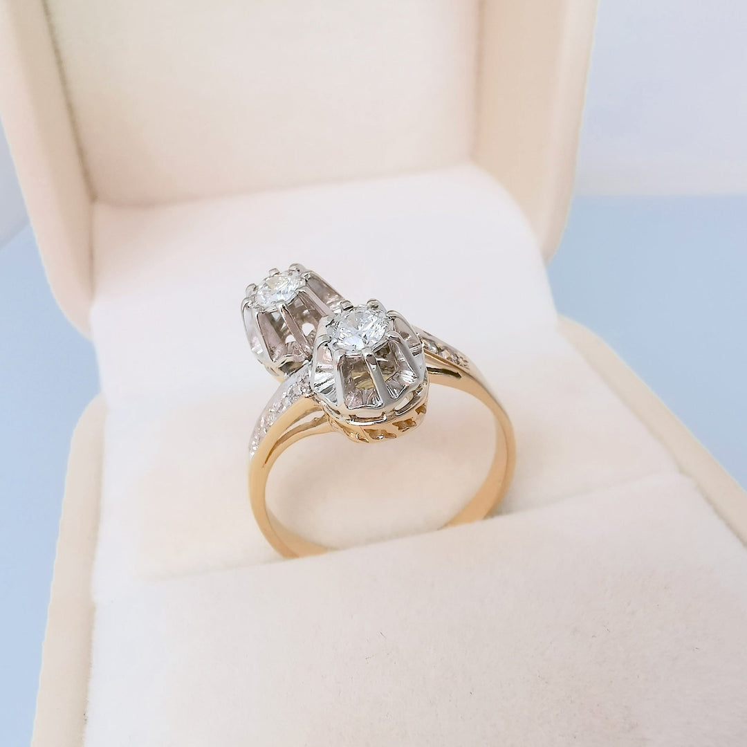 Bague toi et moi diamants or jaune 18K en écrin, gros plan