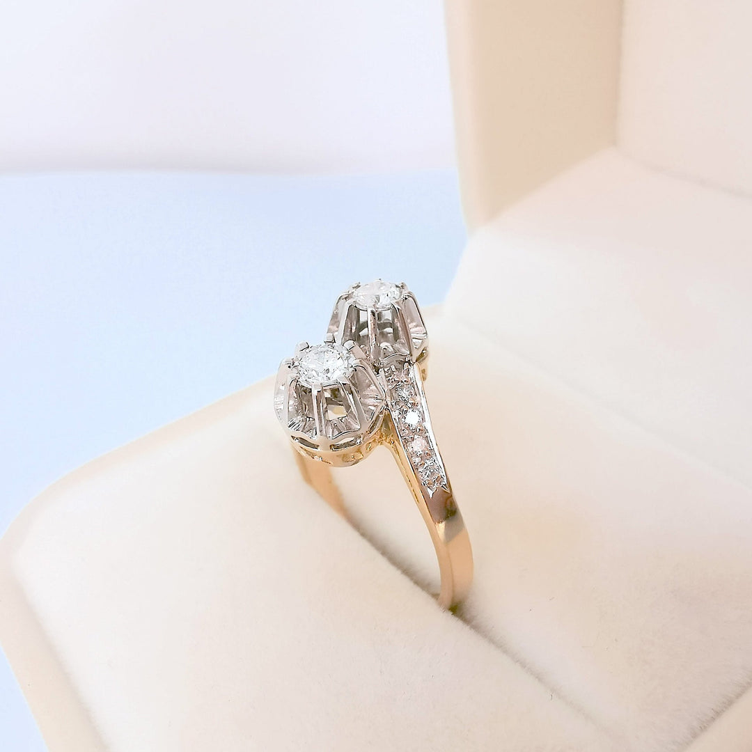 Bague vintage diamants sertis griffes en écrin, gros plan