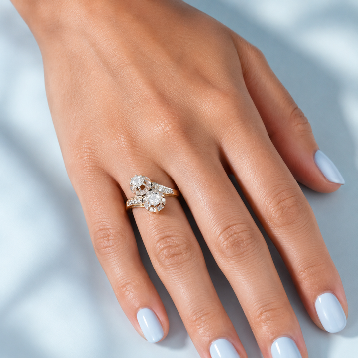 Bague vintage années 1960 diamants portée à la main, lumière naturelle