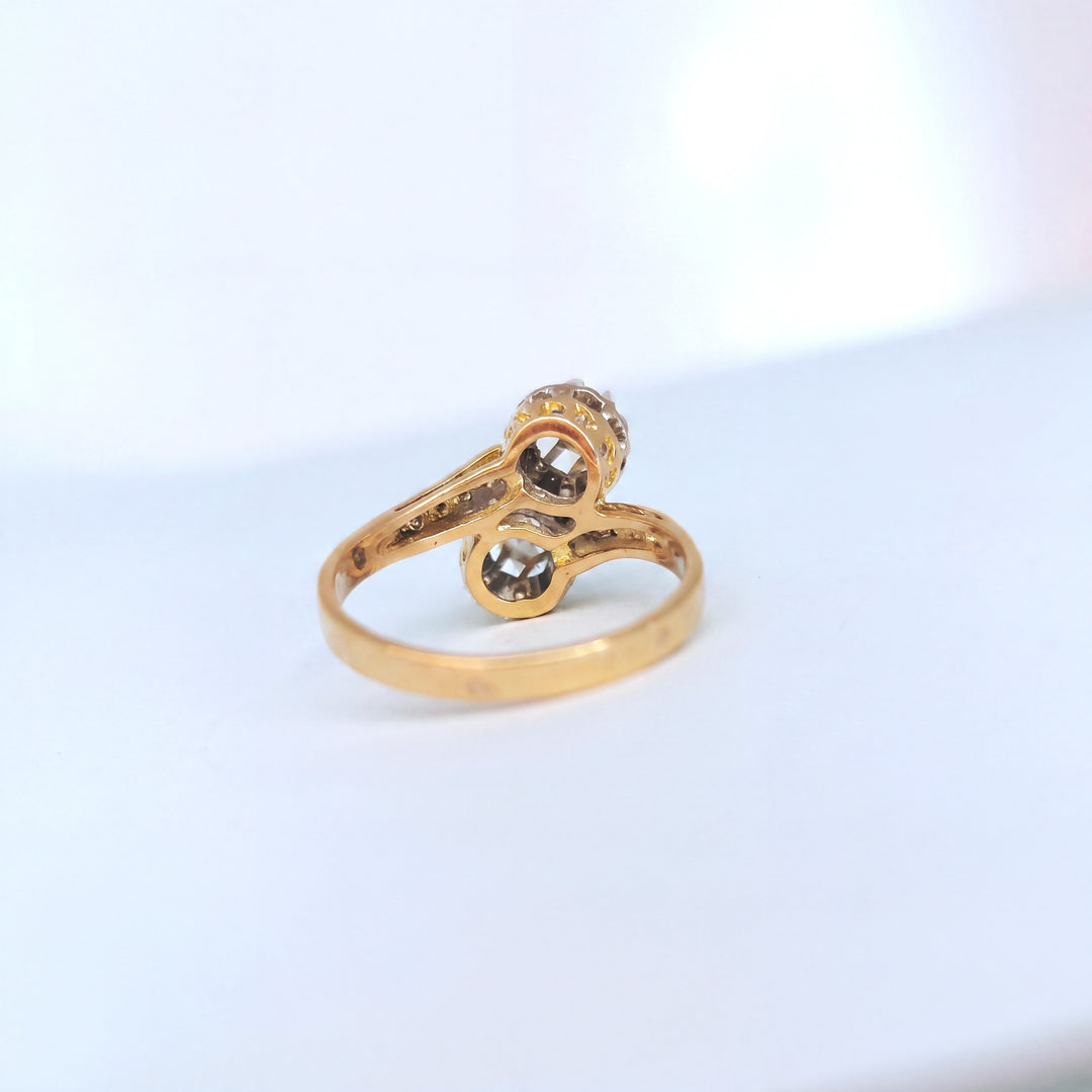 Bague vintage or 18K diamants, vue de dos sur fond blanc