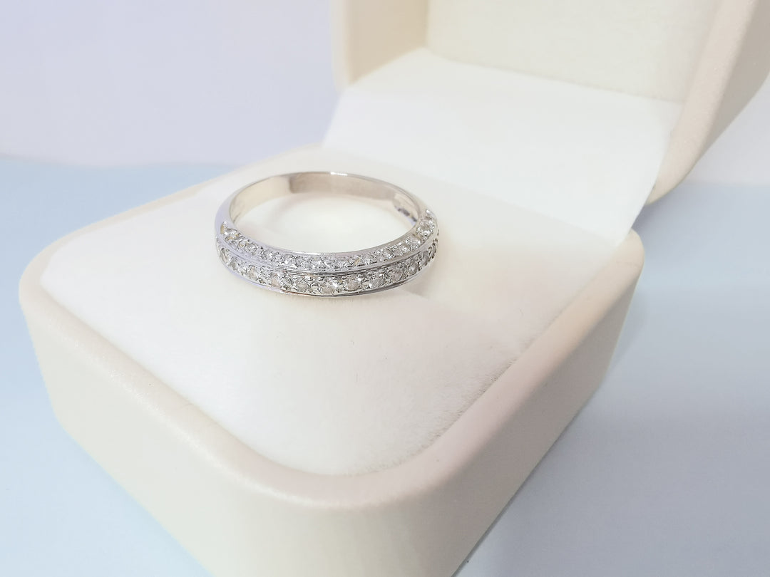 vue dans un écrin bague 18K diamants
