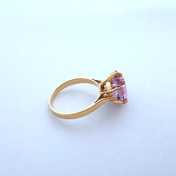 Vue trois quarts bague améthyste en solitaire joaillerie française de luxe disponible en seconde main chez Valordiams
