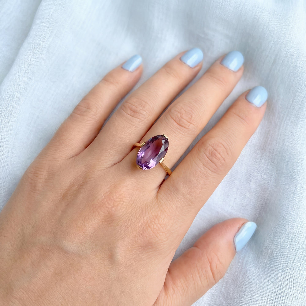 bague sur une main de femme bague amethyste or jaune 18K 