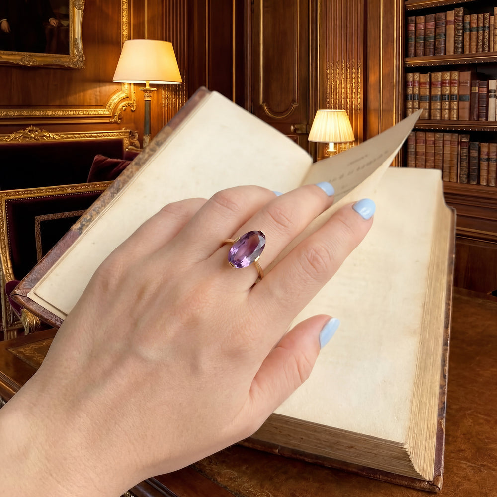 vue détaillée sur main  bague amethyste or 18 carats pour femme