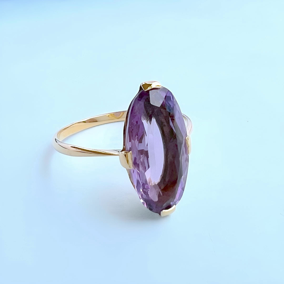 photo macro bague amethyste or jaune 18K