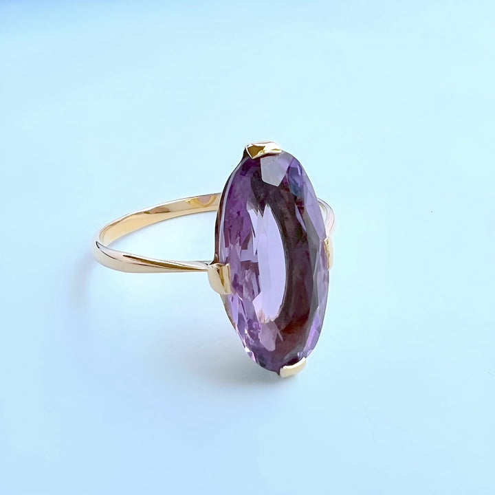 photo macro bague amethyste or jaune 18K