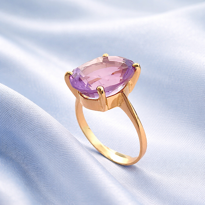 Bague en or jaune 18K avec pierre améthyste ovale facettée, sertie en griffes élégantes solitaire.