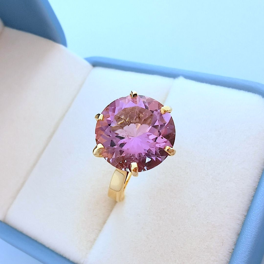 Gros plan bague améthyste facettée avec monture en or jaune 18K joaillerie circulaire de luxe disponible en occasion chez Valordiams