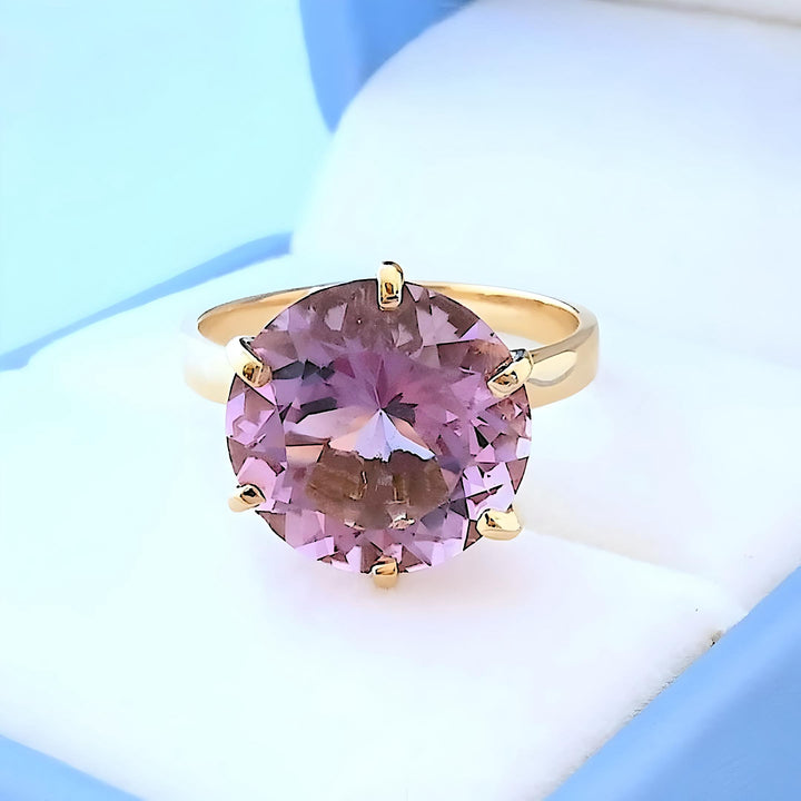 Vue de face bague améthyste en solitaire or jaune 18K pièce de joaillerie circulaire d’occasion disponible chez Valordiams