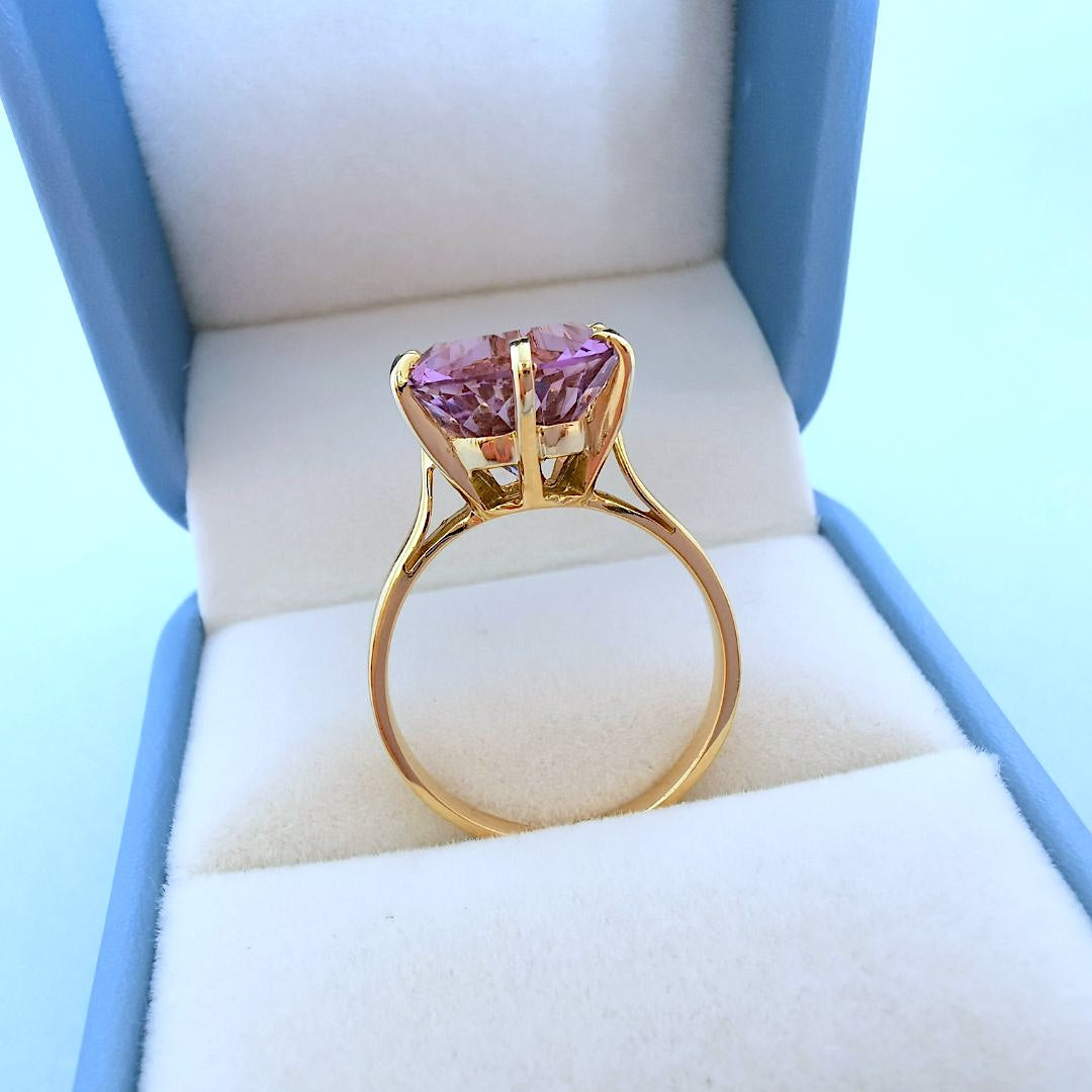 Vue du chaton bague améthyste violette en solitaire or jaune 18K joaillerie circulaire élégante vendue en seconde main chez Valordiams