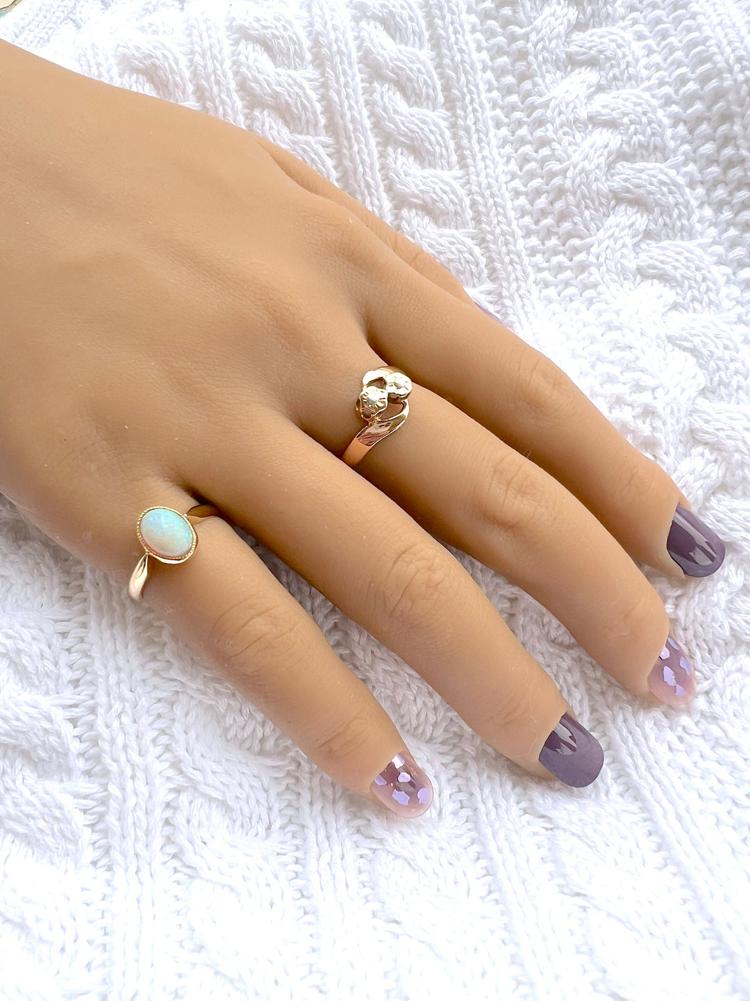 photo portée bague ancienne de seconde main opale cabochon or 18 carats