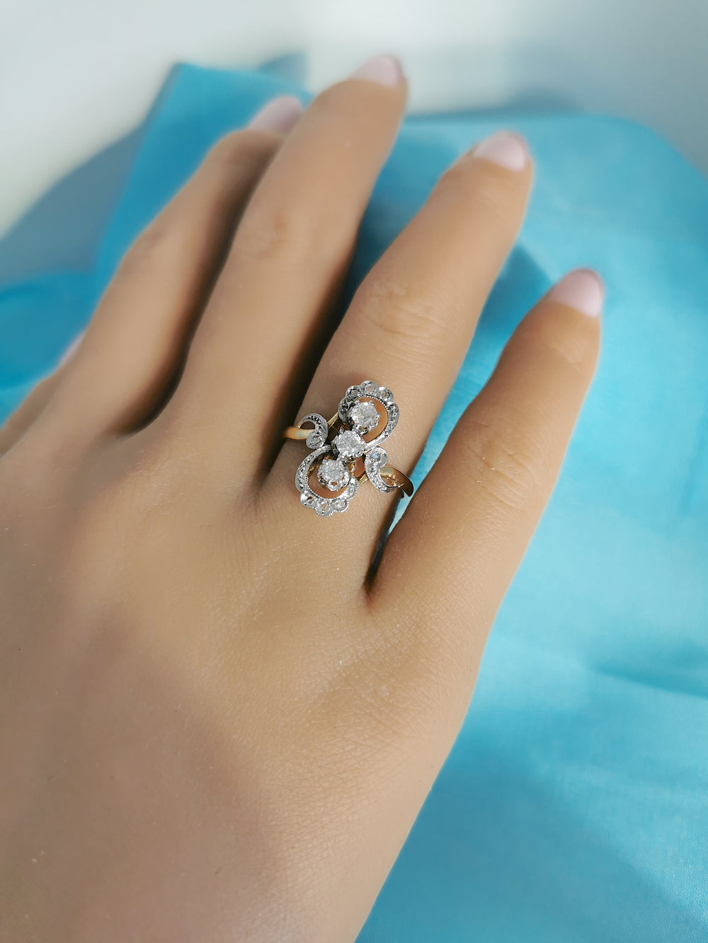 photo portée bague ancienne femme diamants or et platine