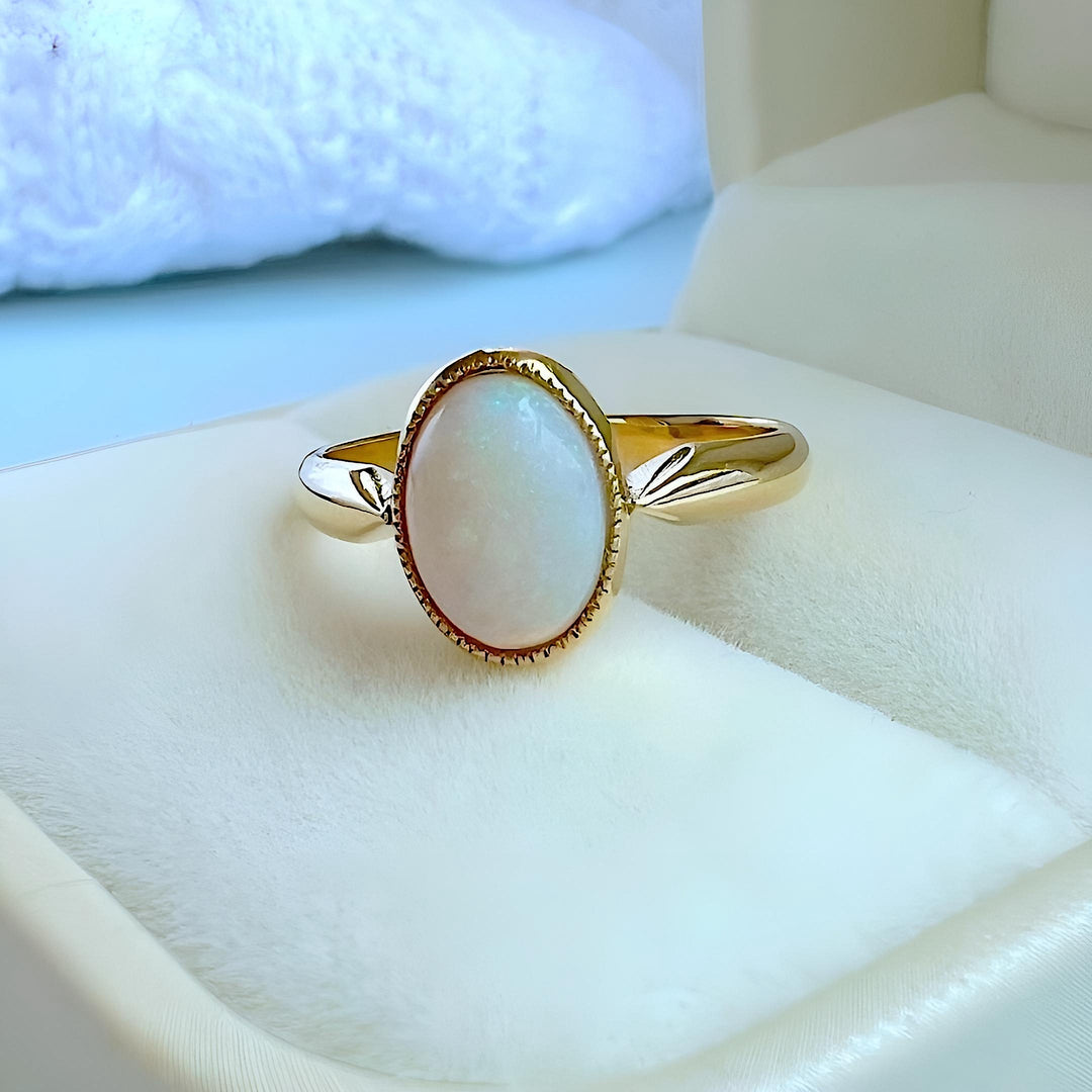 photo bague ancienne opale en cabochon or 18 carats