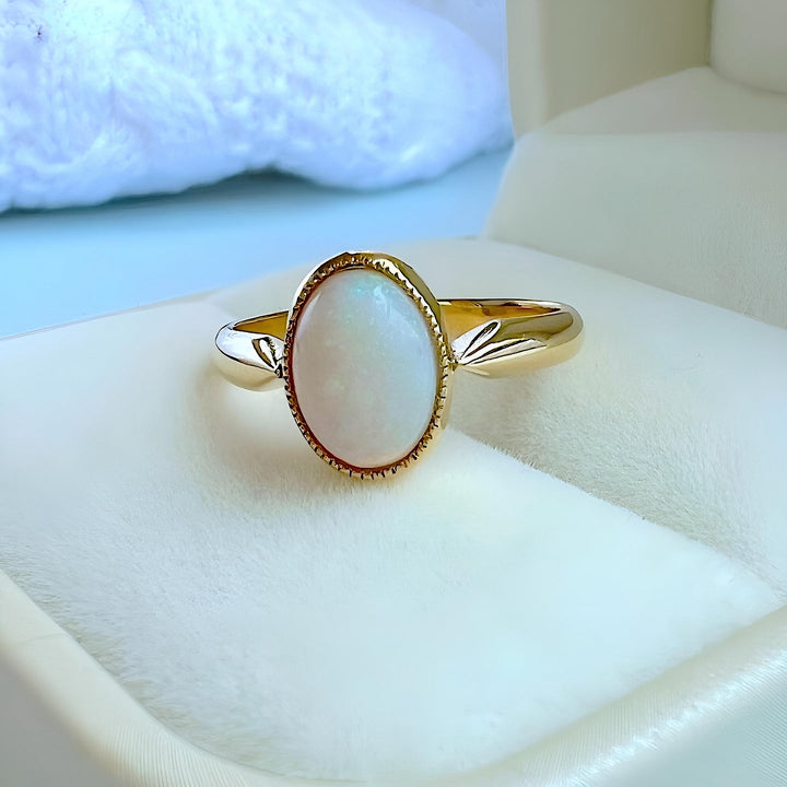 photo bague ancienne opale en cabochon or 18 carats