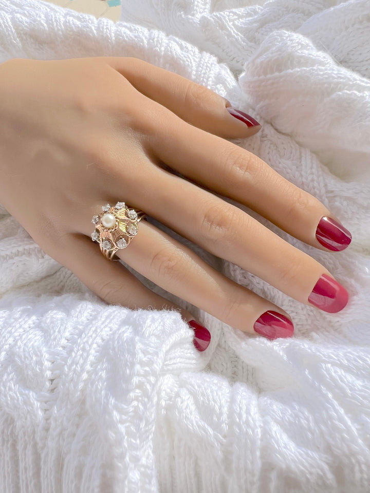 Bague ancienne des années 40-50 perle de culture et diamants or rose 18K et platine