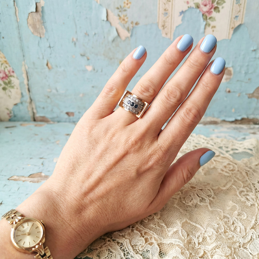 vue sur une main de femme bague ancienne tank diamants saphirs or 18 carats