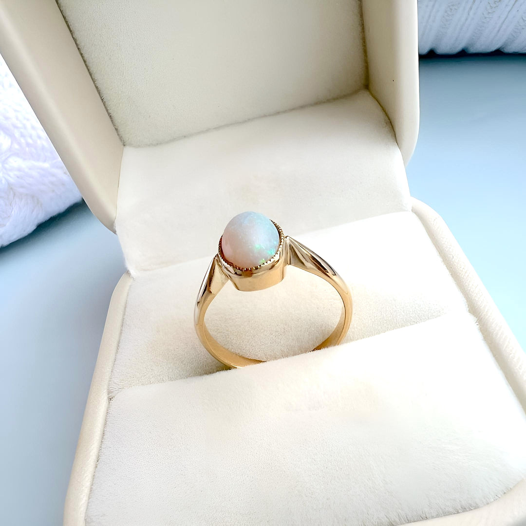 photo droite bague anneau ancien opale cabochon or 18K