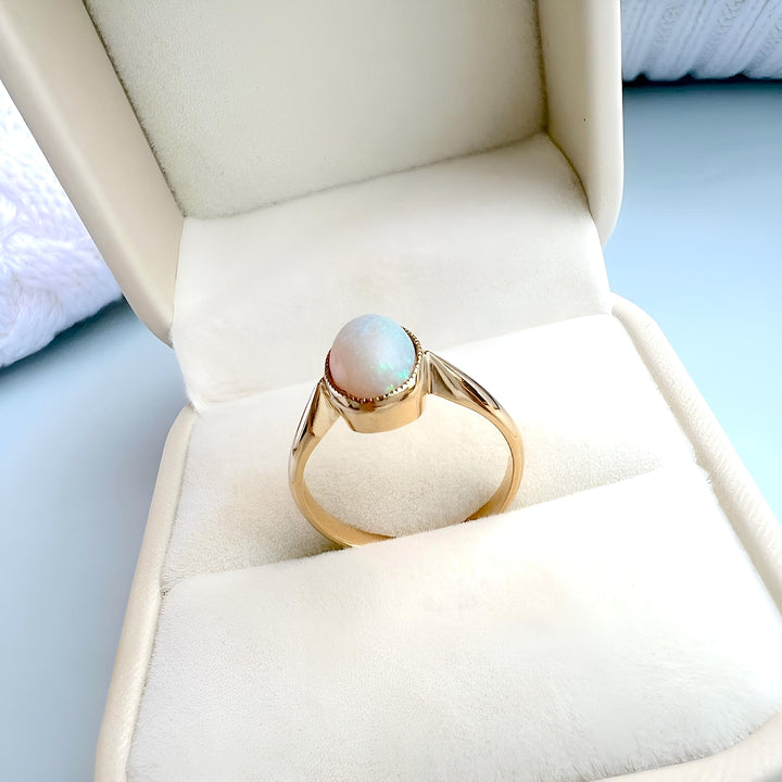 photo droite bague anneau ancien opale cabochon or 18K