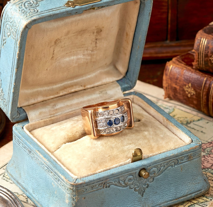 vue en écrin bague bijou ancien tank diamants saphirs or 18 carats