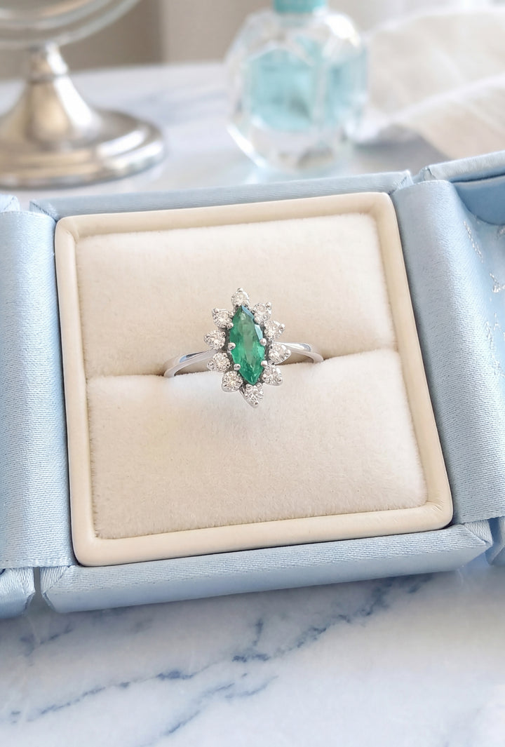 photo détaillée en écrin bague bijou de seconde main émeraude diamants or blanc 18K