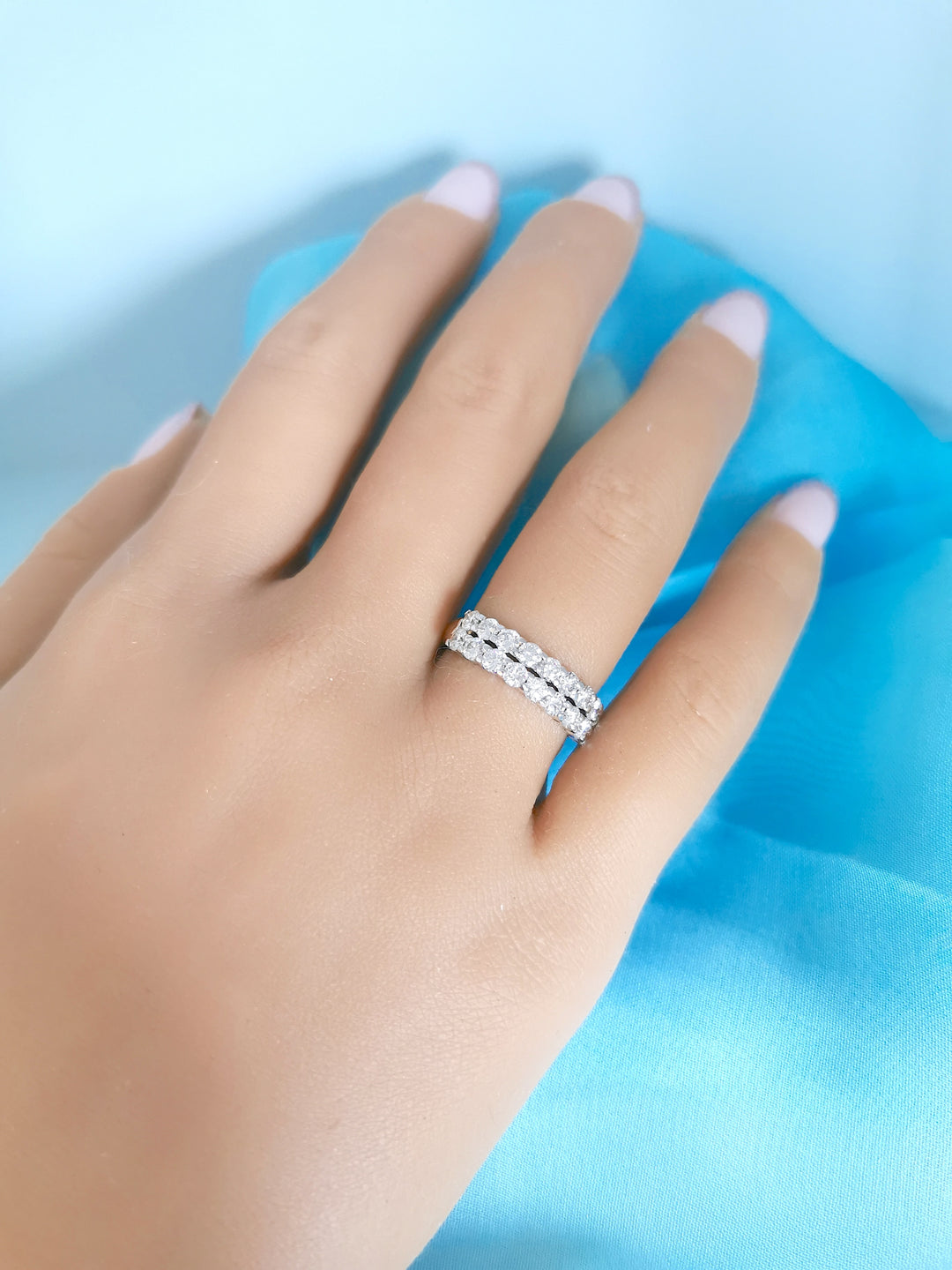 photo sur main, bague d'occasion diamants or 18k