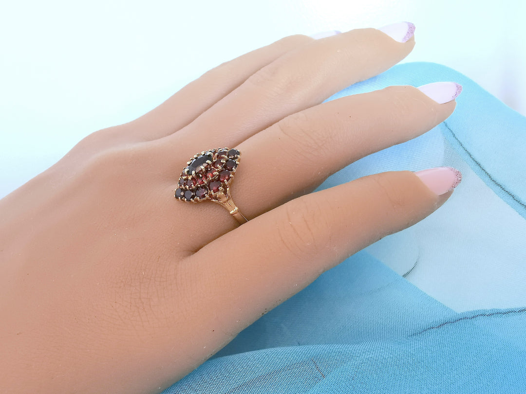 photo en biais bague d'occasion marquise grenats or jaune 18K