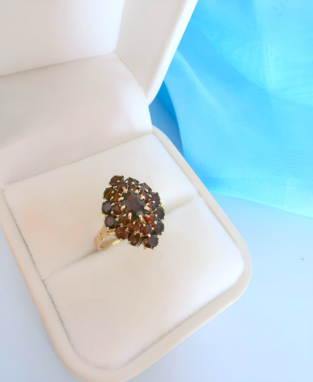 photo dans un écrin bague de luxe marquise grenats or jaune 18K