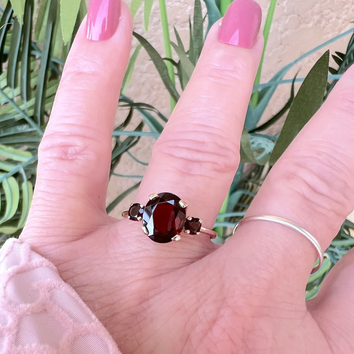 photo sur le main bague de seconde main grenats Or rose 18K