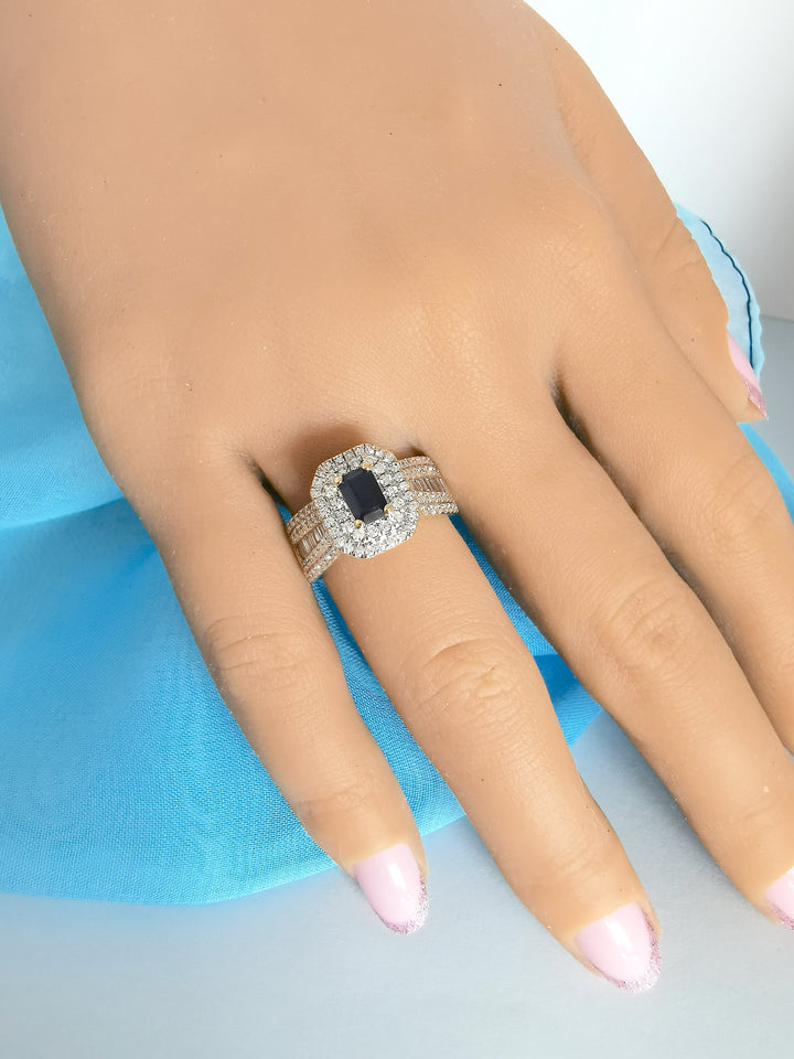 photo détaillée sur la main bague de seconde main saphir diamants or 18 carats