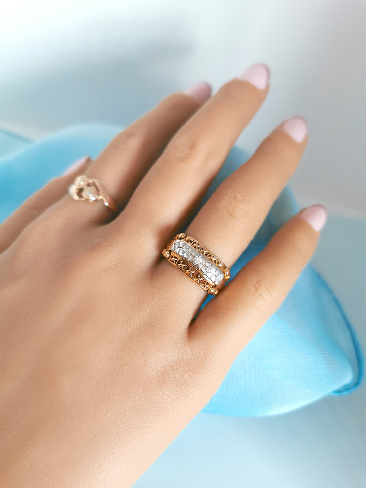 photo sur main bague diamant vintage